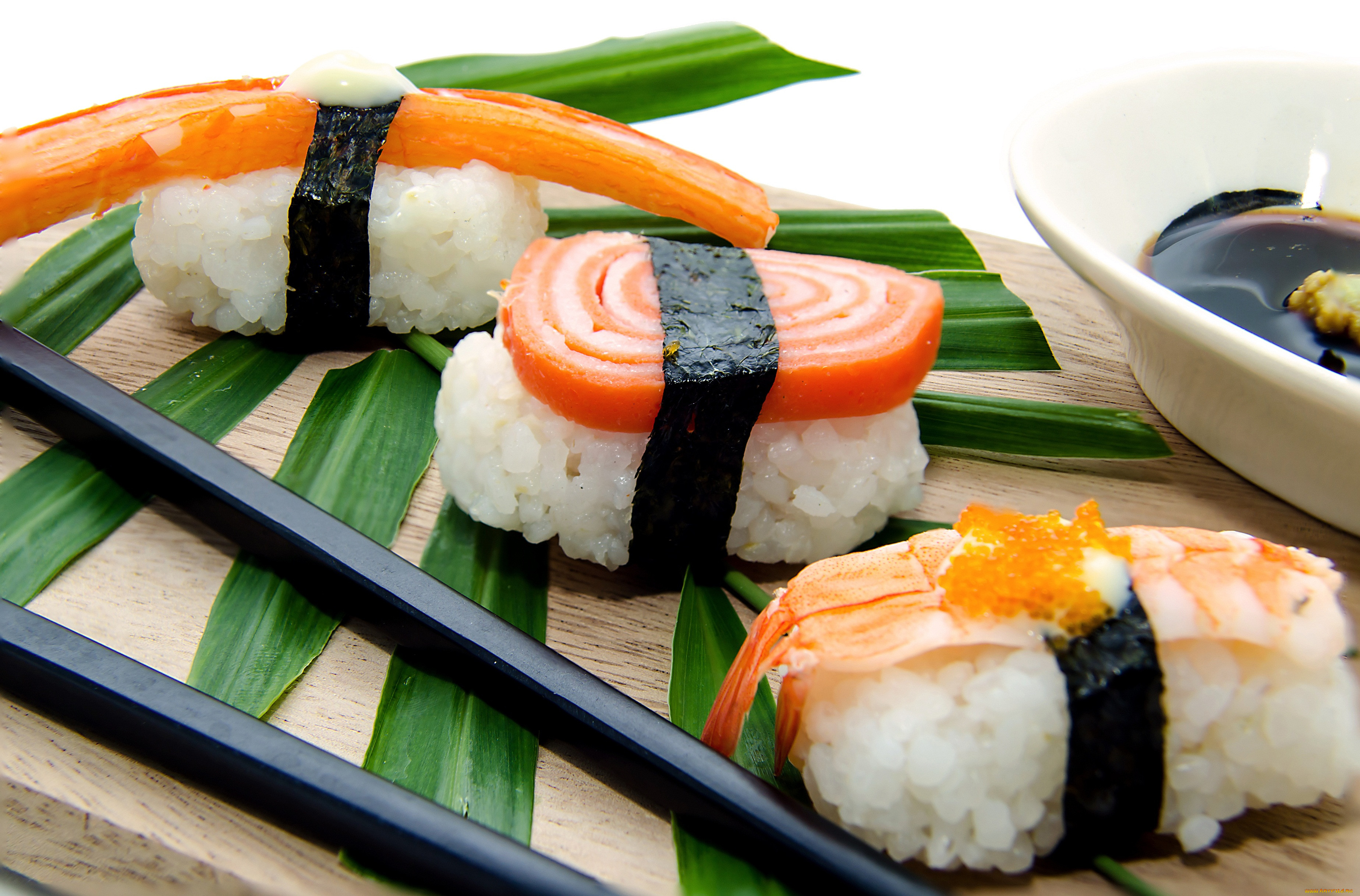 Суши обеды. Суши роллы японская кухня. Национальная еда в Японии суши. Японская еда суши. Суши японское блюдо.